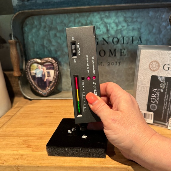 #49 0.9 ctw Moissanite halo pear earrings - Picture 5 of 6